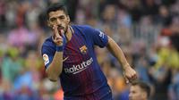 Penyerang Barcelona, Luis Suarez, rayakan gol ke gawang Valencia pada laga La Liga di Camp Nou, Sabtu (14/4/2018). (AFP/Lluis Gene)