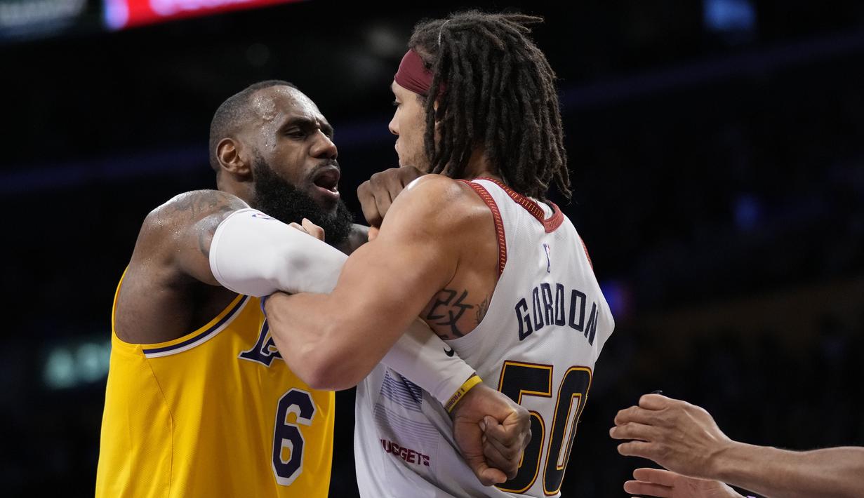 Pebasket Denver Nuggets, Aaron Gordon (kanan), bersitegang dengan pebasket LA Lakers, LeBron James, dalam final NBA 2023 game keempat wilayah barat di Crypto.com Arena, Selasa (23/5/2023) pagi WIB. (AP Photo/Ashley Landis)