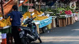 Seorang pria memilih buah di kebayoran lama, Jakarta, Selasa (21/9/2021). Untuk mendorong pertumbuhan ekonomi dampak PPKM pemerintah mempercepat penyaluran Bantuan Langsung Tunai (BLT) untuk Pedagang Kaki Lima (PKL). (Liputan6.com/Johan Tallo)