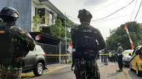 Sejumlah personel Brimob Polri berjaga di kediaman Ferdy Sambo, Jalan Saguling III, Duren Tiga Barat, Pancoran, Jakarta Selatan, Selasa (9/8/2022). Terlihat garis polisi atau police line terpasang di kediaman Ferdy Sambo. (Liputan6.com/Ady Anugrahadi)