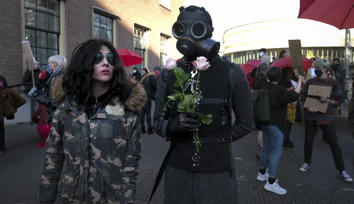 Pekerja seks memprotes perlakuan dan stigmatisasi yang tidak setara dalam demonstrasi di Den Haag, Belanda, Selasa (2/3/2021). Mereka berdemonstrasi di luar parlemen dalam protes terhadap penguncian keras virus corona oleh pemerintah. (AP Photo/Patrick Post)