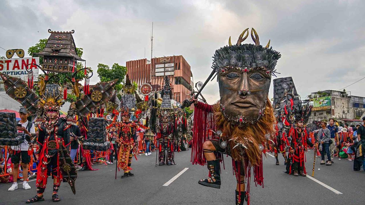 FOTO: Megahnya Grand Jember Fashion Carnaval 2025 Bertema Evoluxion