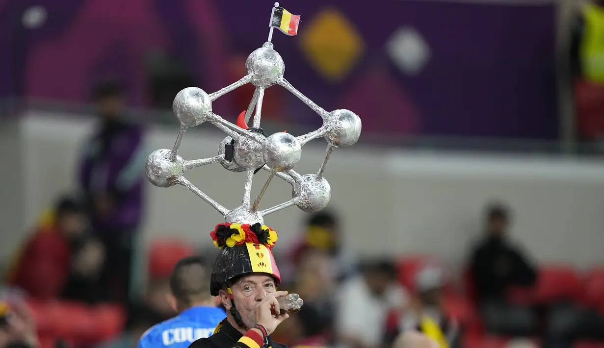 Suporter timnas Belgia menunggu dimulainya laga pembuka Grup F Piala Dunia 2022 Qatar melawan Kanada, di Stadion Ahmad Bin Ali di Doha, Kamis (24/11/2022) dini hari WIB. Timnas Belgia mengawali perjalanannya di Piala Dunia 2022 dengan hasil positif dan mampu menang 1-0 atas Kanada. (AP Photo/Martin Meissner)