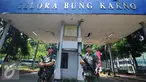  Aparat TNI berjaga di pintu masuk kawasan Gelora Bung Karno, Senin (1/8). Jelang perhelatan KTT World Islamic Economic Forum ke-12 pada 2-4 Agustus 2016, kawasan Gelora Bung Karno dijaga ketat. (Liputan6.com/Helmi Fithriansyah)