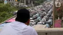 Sejumlah kendaraan terjebak kemacetan panjang di tol yang mengarah ke Bandara Soekarno-Hatta (Soetta), Tangerang, Banten, Selasa (10/11/2020). Kemacetan terjadi karena adanya penyambutan kepulangan pimipinan Front Pembela Islam (FPI) Rizieq Shihab. (Liputan6.com/Angga Yuniar)
