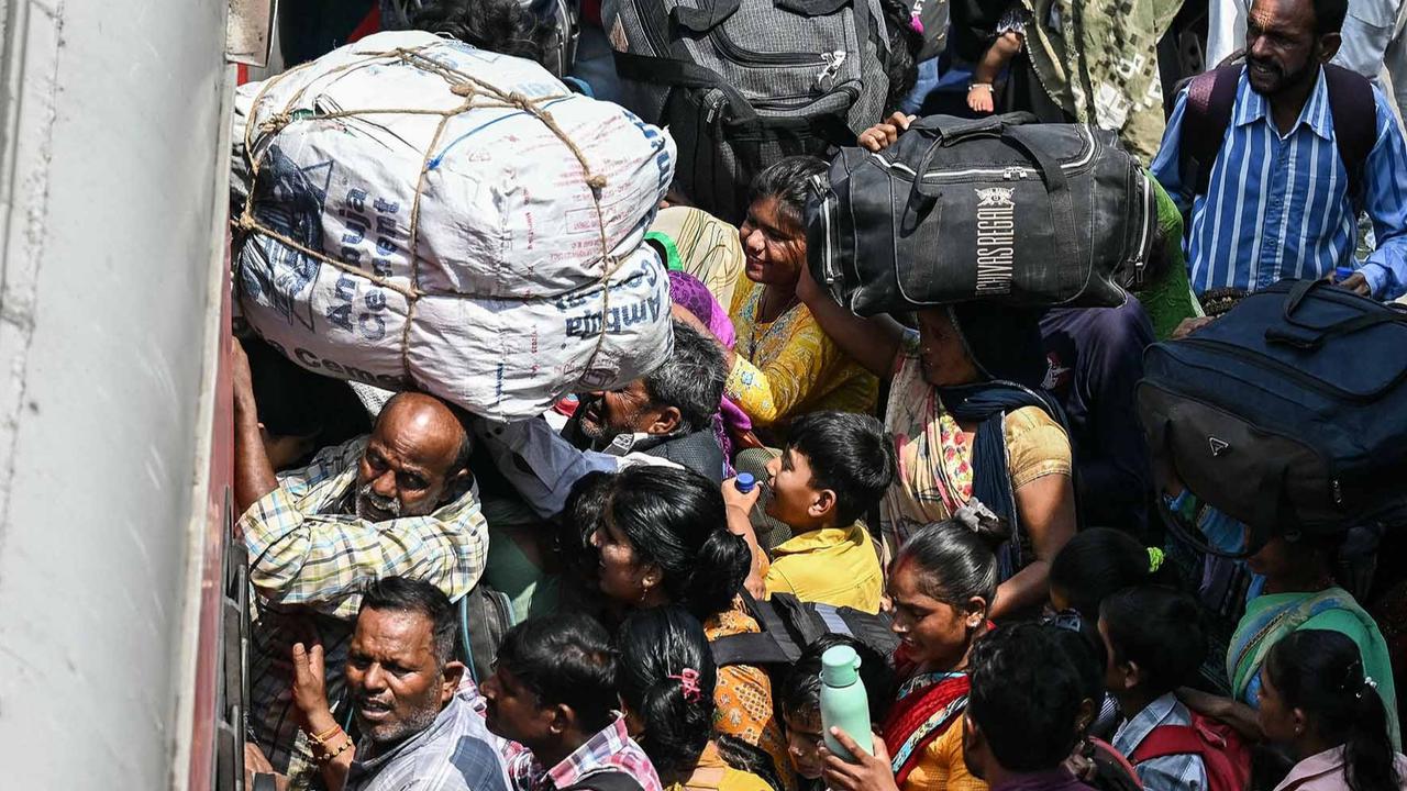 FOTO: Konflik India-Pakistan Memanas, Warga Panik Mengungsi KeTempat Aman