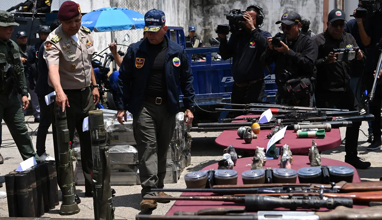 Pihak berwenang Venezuela memamerkan barang rampasan tersebut pada hari Kamis setelah menguasai penjara Tocoron dalam operasi besar-besaran yang melibatkan lebih dari 11.000 polisi dan tentara yang didukung oleh tank dan kendaraan lapis baja. (YURI CORTEZ / AFP)