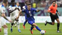 Pemain timnas Amerika Serikat, Christian Pulisic mengontrol bola dibayangi pemain timnas Inggris dalam pertandingan grup B Piala Dunia 2022 melawan Amerika Serikat yang berlangsung di Al Bayt Stadium, Qatar, Sabtu (25/11/2022). (AP Photo/Luca Bruno)