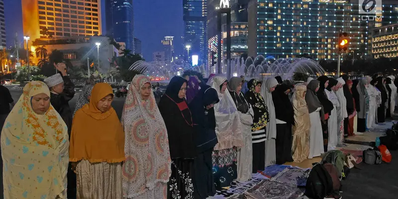 Massa Melaksanakan Salat Magrib di Kawasan Bundaran HI Jakarta