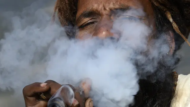 Ritual Menghisap Ganja Jelang  Festival Maha Shivaratri