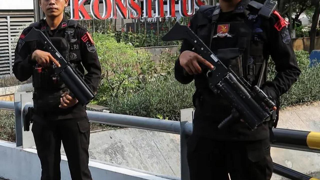 Pasukan Brimob yang dikerahkan di depan Gedung MK tersebut terlihat dibekali senjata gas air mata.