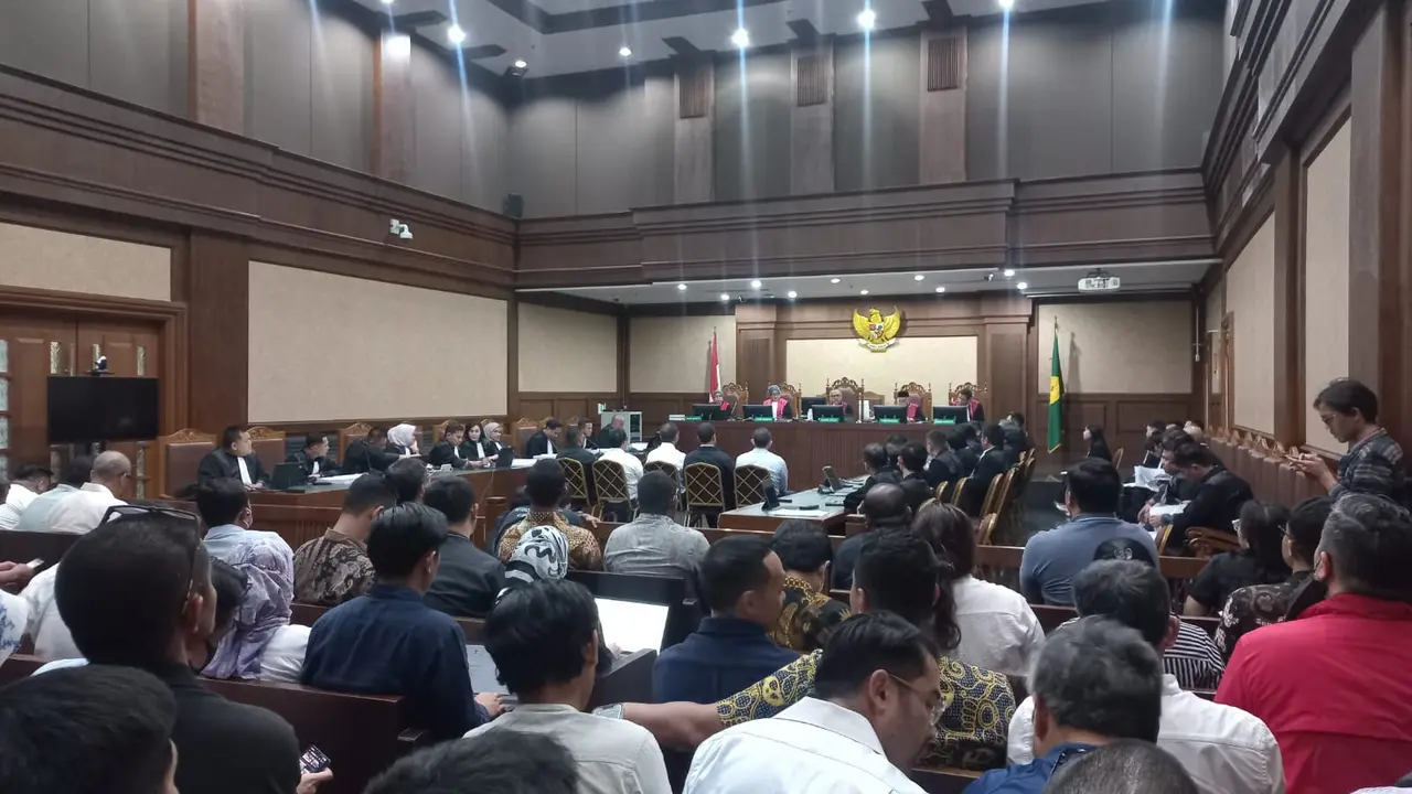 Sidang perdana kasus dugaan korupsi tata kelola minyak dan produk kilang Pertamina di Pengadilan Tipikor pada Pengadilan Negeri Jakarta Pusat.