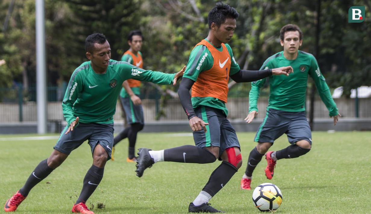 Pemain Timnas Indonesia, Irfan Jaya, menggiring bola saat latihan di Lapangan ABC Senayan, Senin (19/2/2018). Latihan ini merupakan persiapan jelang Asian Games 2018. (Bola.com/Vitalis Yogi Trisna)