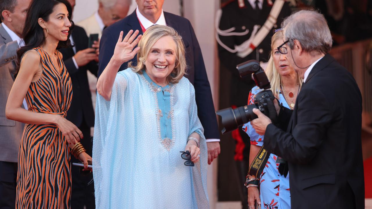Hillary Clinton Tampil Anggun Berbalut Kaftan Biru di Venice Film Festival 2022