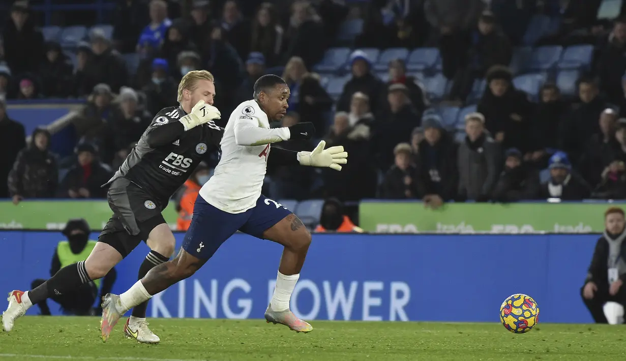 Dua menit berselang di sisa masa injury time, Steven Bergwijn kembali mencetak gol keduanya sekaligus gol kemenangan 3-2 atas Leicester City. Memanfaatkan umpan Harry Kane, ia berhasil melewati Kasper Schmeichel dan mampu melepaskan tendangan ke tiang jauh. (AP/Rui Vieira)