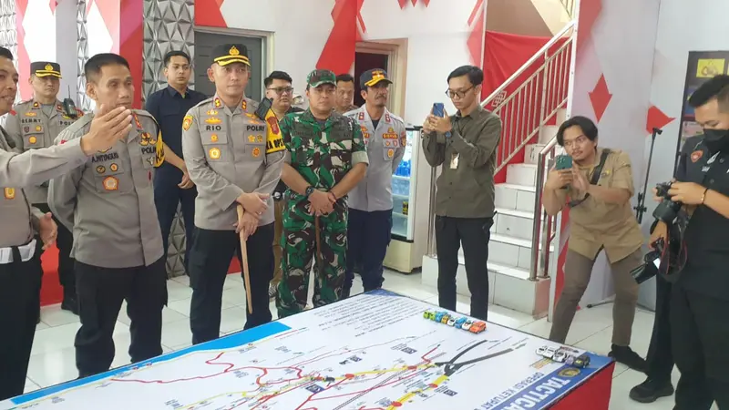 Kapolres Garut AKBP Rio Wahyu Anggoro saat mendampingi Kapolda Jabar Irjen. Akhmad Wiyagus dalam pengecekan kesiapan Pospam Terpadu Limbangan, Garut. (Liputan6.com/Jayadi Supriadin)