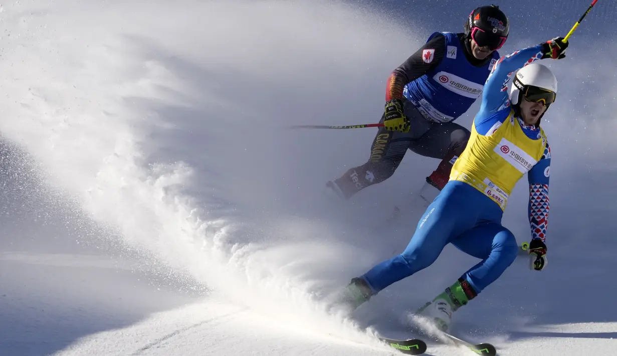 Sergey Ridzick dari Rusia bereaksi setelah menang pada nomor lintas ski putra selama acara uji coba Olimpiade Musim Dingin 2022 di Genting Resort Secret Garden di Zhangjiakou, China, Sabtu (27/11/2021). (AP Photo/Mark Schiefelbein)