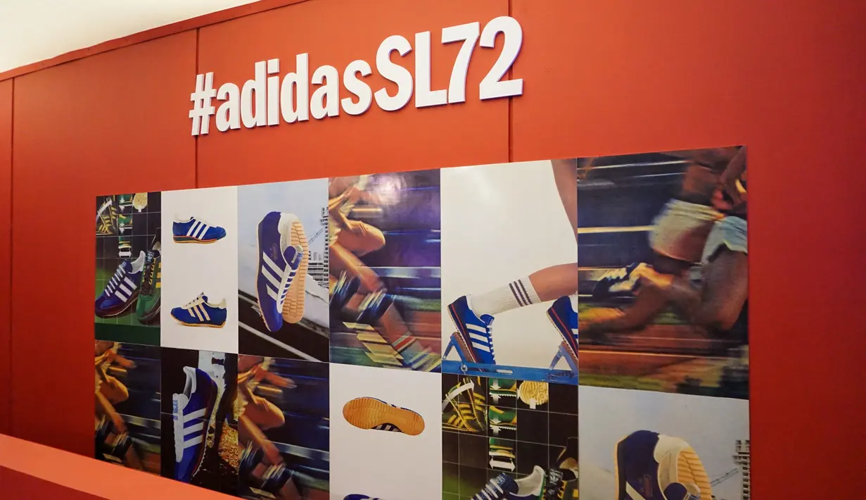 Adidas SL72 pada edisi ini diperkenalkan dengan lima jalur warna terbaru yaitu merah, putih, kuning, hitam, dan biru. [Foto: Fimela.doc/ adrian putra]