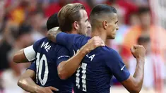 Penyerang Tottenham Hotspur, Harry Kane (tengah) berselebrasi dengan rekannya usai mencetak gol ke gawang Real Madrid pada pertandingan Audi Cup 2019 di stadion Allianz Arena di Munich, Jerman (30/7/2019). Tottenham menang tipis atas Madrid 1-0. (AP Photo/Matthias Schrader)
