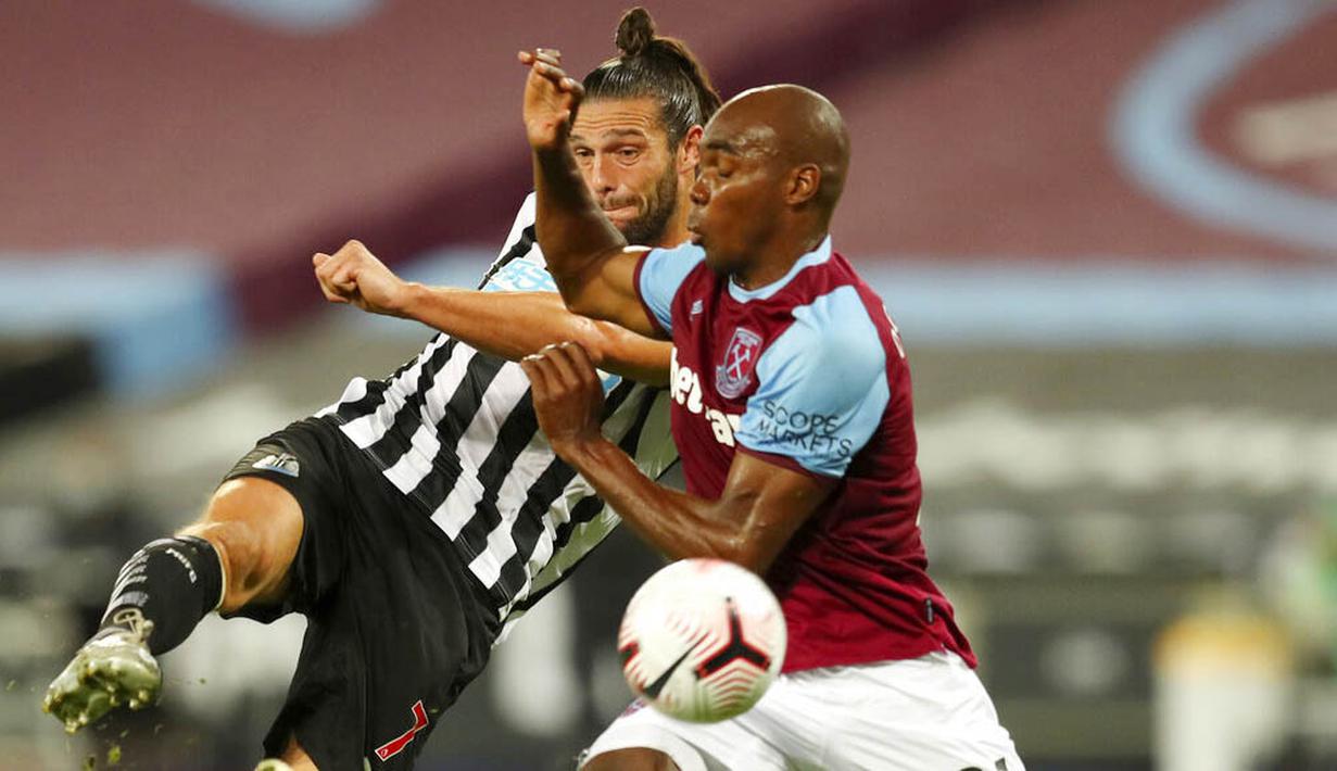 Pemain Newcastle United, Andy Carroll, melepaskan tendangan ke gawang West Ham United pada laga Premier League di Stadion London, Minggu (13/9/2020). Newcastle United menang dengan skor 2-0. (Cath Ivill/Pool via AP)