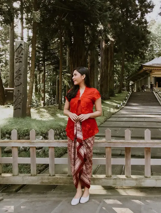 Jessica berpose di depan kuil Chuson-Ji dengan menggunakan busana kebaya serba merah. Kain batik yang digunakannya menuai pujian dari orang Jepang yang melihatnya. Penampilannya tampak mencolok diantara pepohonan. (Liputan6.com/IG/@jscmila)