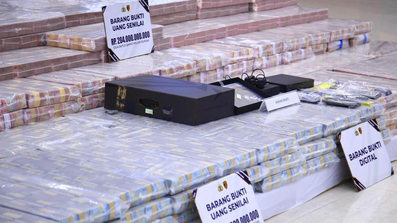 Penampakan Tumpukan Rp204 Miliar Hasil Kejahatan Sindikat Bobol Rekening Dormant