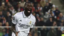 Bek Real Madrid, Antonio Rudiger berselebrasi usai mencetak gol ke gawang Shakhtar Donetsk pada pertandingan lanjutan grup F Liga Champions di stadion Polish Army Stadium di Warsawa, Polandia, Rabu, 12 Oktober 2022. Shakhtar Donetsk bermain imbang atas Real Madrid 1-1. (AP Photo/Michal Dyjuk )