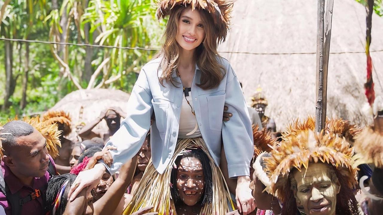 Momen kunjungan Cinta Laura ke Papua kali ini sontak dibanjiri pujian netizen karena selalu menginspirasi dengan sederet aksi sosialnya.<br>