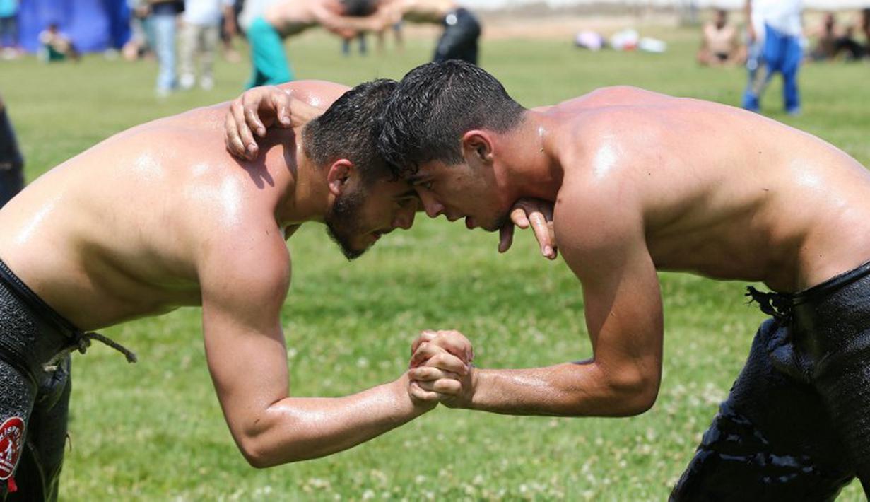 Teknik yang digunakan hampir mirip dengan pertandingan gulat pada umumnya. (AFP Photo/Adem Altan)
