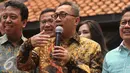 Ketua Umum PAN, Zulkifli Hasan memberikan keterangan pers usai rapat konsolidasi di kediaman SBY di Cikeas, Jawa Barat, Kamis (22/9). Koalisi Poros Cikeas akan mengusung satu pasangan calon pada Pilgub DKI 2017 mendatang. (Liputan6.com/Gempur M Surya)