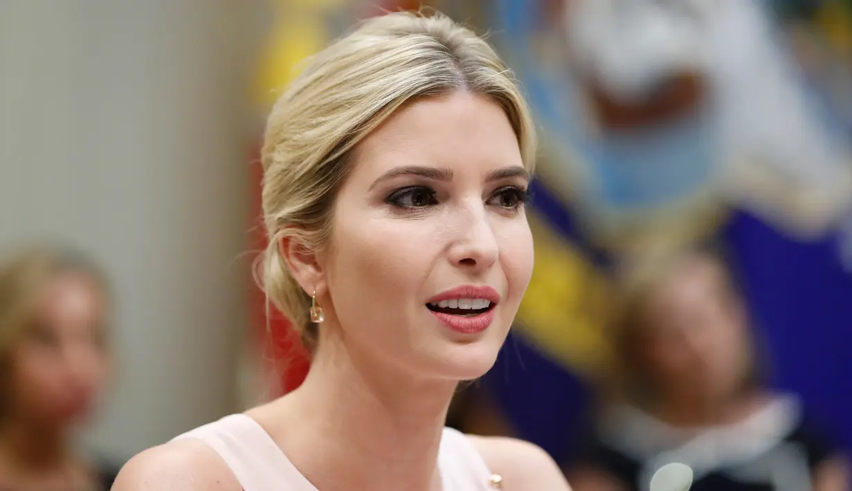 Ivanka Trump mendiskusikan masalah yang dihadapi pasangan tentara mengenai ketenagakerjaan di ruang Roosevelt Gedung Putih, Washington, Rabu (2/8). Untuk riasan, wajahnya tampak dipoles dengan lipstik pink yang senada dengan busana (AP Photo/Alex Brandon)