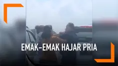 Dua emak-emak langsung menghajar seorang pria lantaran tak terima mobil yang dikendarai bersenggolan.