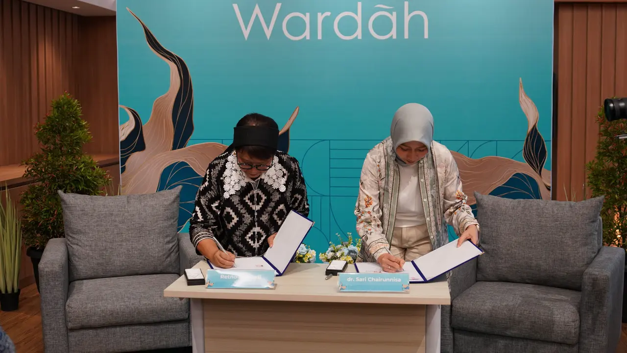 Retno Marsudi (kiri) menandatangani nota kesepahaman untuk posisinya sebagai Board of Council Paragon Wardah Stewardship for Global Impact, bersama dengan Deputy CEO ParagonCorp, dr. Sari Chairunnisa (kanan). (Dok ParagonCorp)