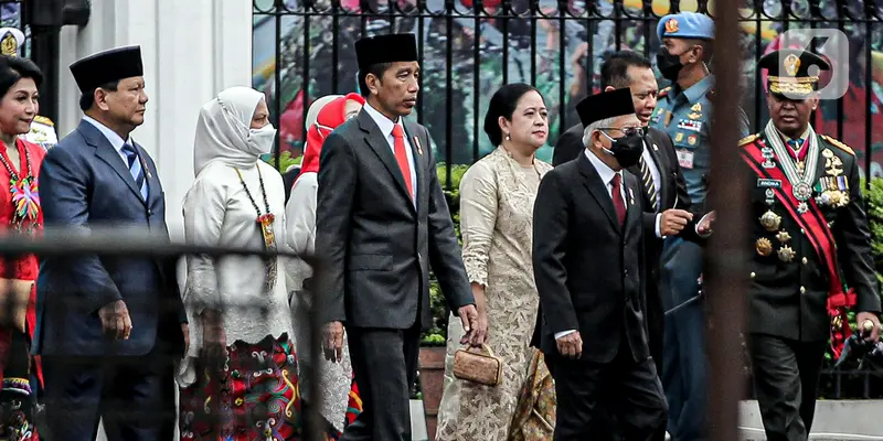 Presiden Jokowi Saksikan Defile Tiga Matra TNI