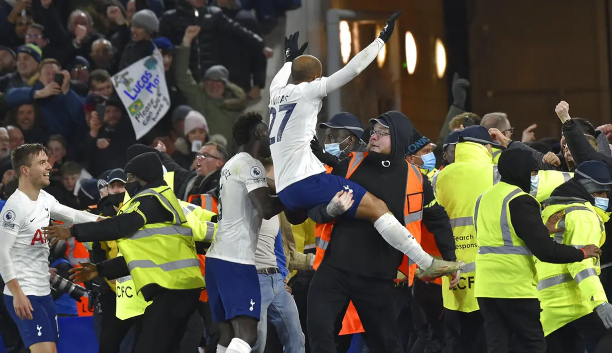 Para pemain Tottenham Hotspur merayakan kemenangan mereka atas Leicester City pada pertandingan sepak bola Liga Inggris di King Power Stadium, Leicester, Inggris, 19 Januari 2022. Tottenham menang 3-2. (AP Photo/ Rui Vieira)