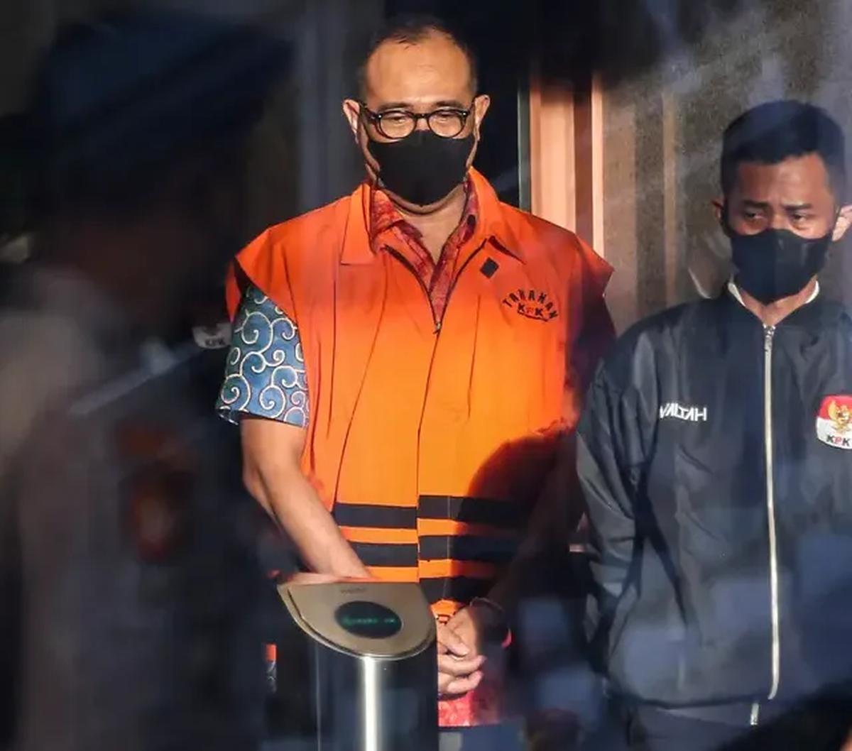 Mantan pejabat Direktorat Jenderal Pajak Rafael Alun Trisambodo kembali menjadi sorotan. Kali ini terkait rumah milik tersangka kasus penerimaan gratifikasi yang disita penyidik Komisi Pemberantasan Korupsi (KPK).