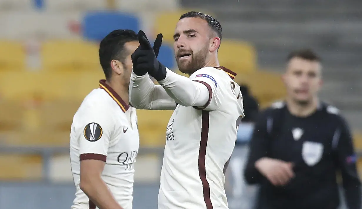 Striker AS Roma, Borja Mayoral melakukan selebrasi usai mencetak gol pertama timnya ke gawang Shakhtar Donetsk dalam laga leg kedua babak 16 besar Liga Europa 2020/2021 di Olimpiyskiy Stadium, Kiev, Kamis (18/3/2021). AS Roma menang 2-1 atas Shakhtar. (AP/Efrem Lukatsky)