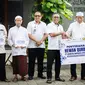 Direktur SDM dan Umum Brantas Abipraya, Tumpang Muhammad secara simbolis menyerahkan hewan kurban dari PT Brantas Abipraya (Persero) untuk masyarakat yang tersebar di kantor pusat dan beberapa lokasi proyek.