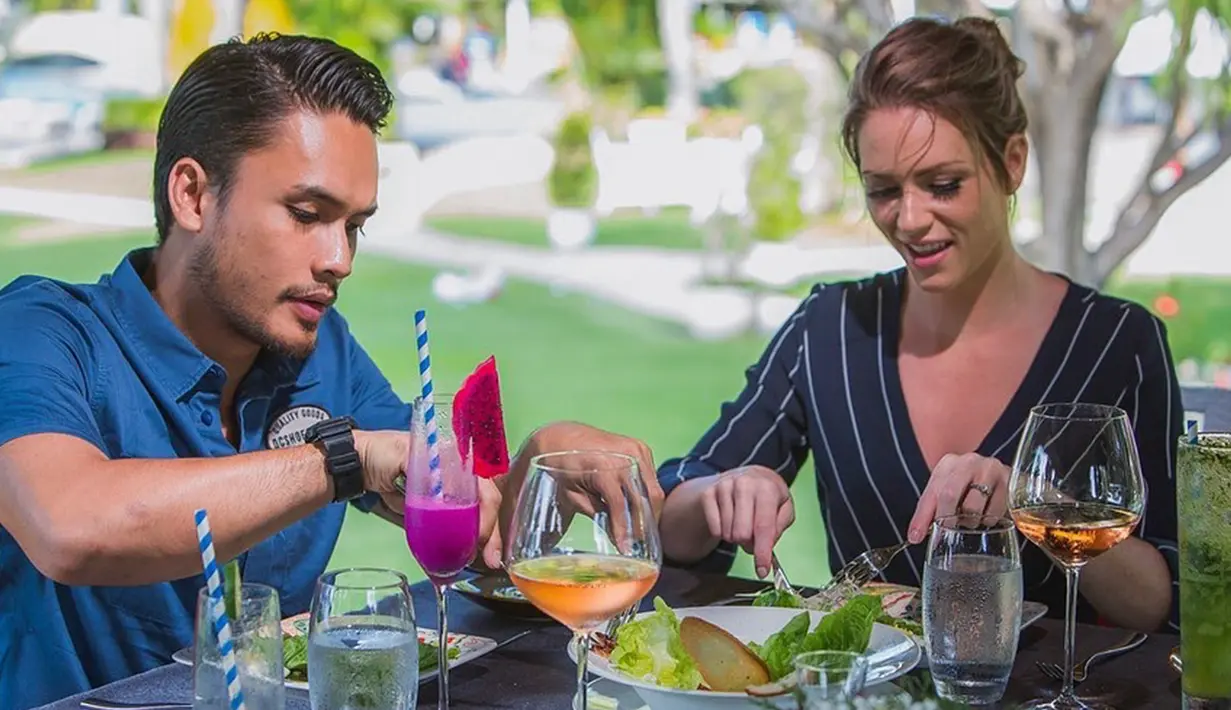 Randy dan Chelsey terlihat tengah menikmati sarapan pagi mereka saat berada di Bali. Terlihat romantis ya. (Liputan6.com/IG/@randpunk)