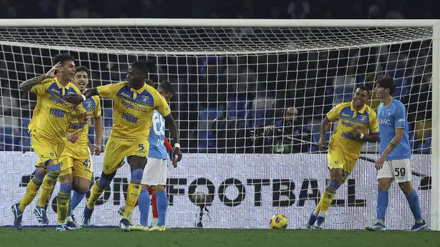 Foto: Kebobolan 4 Gol di Babak Kedua, Napoli Disingkirkan Frosinone di Kandang Sendiri pada Babak 16 Besar Coppa Italia