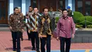 Presiden Jokowi didampingi Menko Polhukam Wiranto meninggalkan Bandara Halim Perdanakusuma, Jakarta, untuk berkunjung ke Bandung, Selasa (15/11). (Biro Pers/Kris)