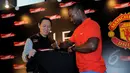 Andrew Cole membubuhkan tandatangannya pada sebuah kaos usai jumpa pers dalam ajang `CLEAR Ayo! Indonesia Bisa Academy 2015` di Jakarta, Jumat (6/3/2015). Andy Cole akan mencari pemain sepakbola muda berbakat Indonesia. (Liputan6.com/Faisal R Syam) 