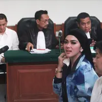 Artis Syahrini mengelap keringat saat menjadi saksi kasus First Travel di PN Depok, Jawa Barat, Senin (2/4). Syahrini mengaku imbalan dari promosi yang dia lakukan adalah mendapat fasilitas umrah VVIP dari First Travel.  (Liputan6.com/Herman Zakharia)