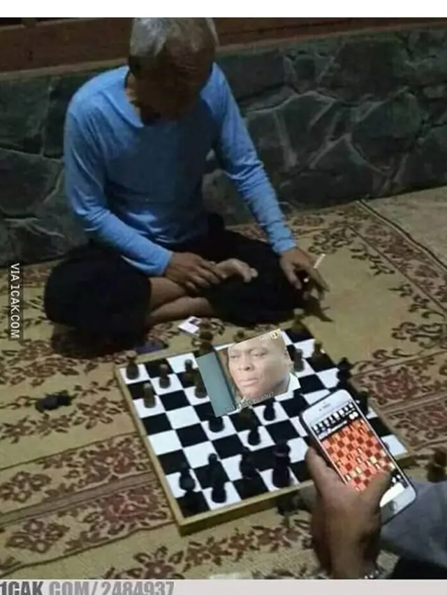 6 Potret Bapak-Bapak saat Main Game, Menolak Tua