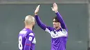 Pemain Fiorentina Dusan Vlahovic (kanan) melakukan selebrasi usai mencetak gol ke gawang Genoa pada pertandingan Liga Italia di Stadion Artemio Franchi, Firenze, Italia, 17 Januari 2022. Fiorentina menang 6-0. (Tano Pecoraro/LaPresse via AP)