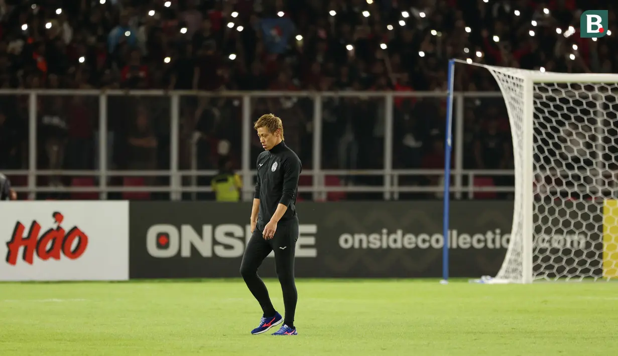 Manajer Timnas Kamboja, Keisuke Honda, tertunduk lesu setelah dikalahkan Indonesia pada laga Grup A Piala AFF 2022 di Stadion Utama Gelora Bung Karno (SUGBK), Senayan, Jumat (23/12/2022). (Bola.com/Abdul Aziz)