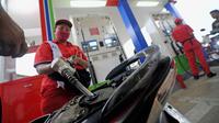 Ilustrasi sepeda motor sedang mengisi bensin (Pertamina)