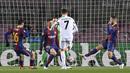 Striker Juventus, Cristiano Ronaldo, berusaha mencetak gol ke gawang Barcelona pada laga matchday terakhir Grup G Liga Champions di Camp Nou Stadium, Rabu (9/12/2020) dini hari WIB. Juventus menang 3-0 atas Barcelona. (AFP/Josep Lago)