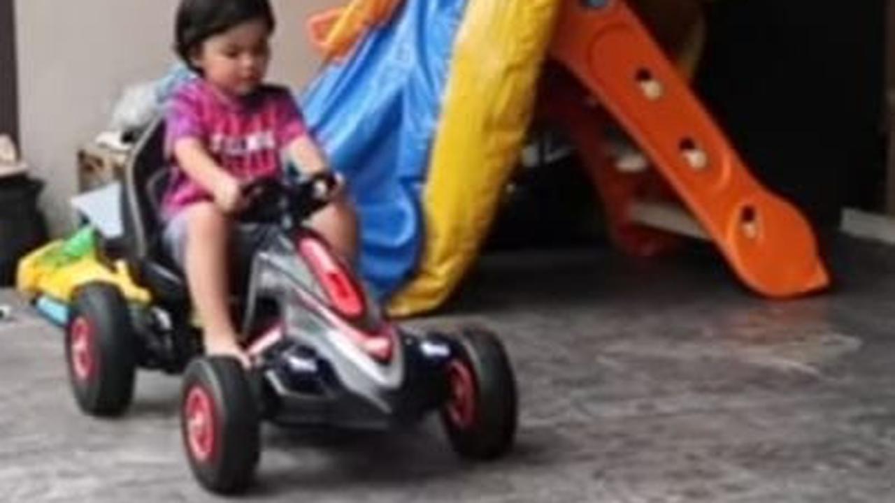 Tampak putra dari Noor Nabila ini bermain mobil-mobilan di halaman yang cukup luas. 

(foto :youtube.com/athisha khan)