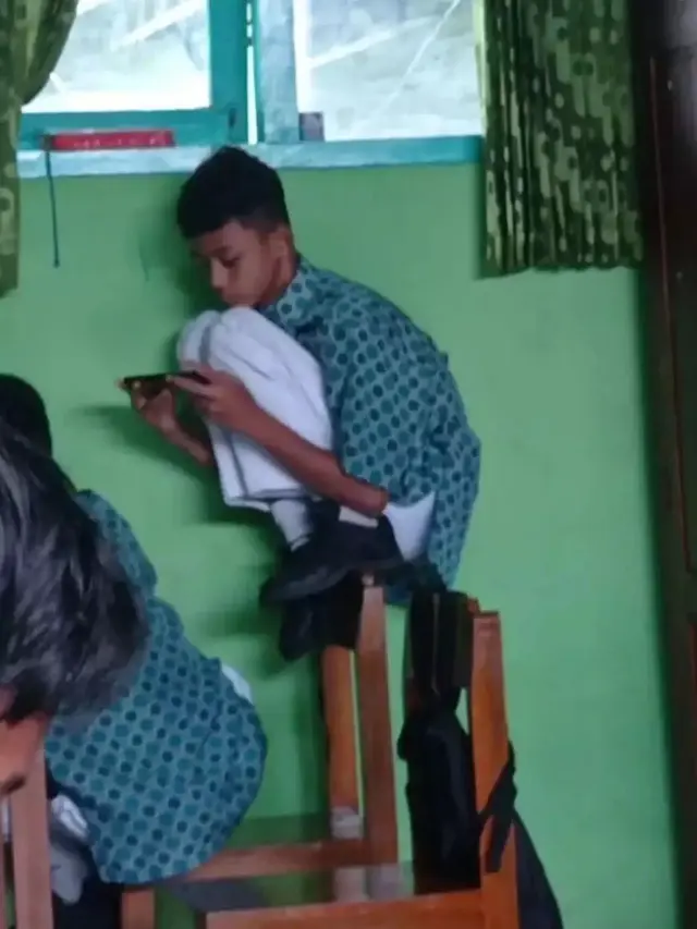 6 Aksi Murid Cowok Kelewat Absurd Ini Enggak Habis Pikir, Kocak